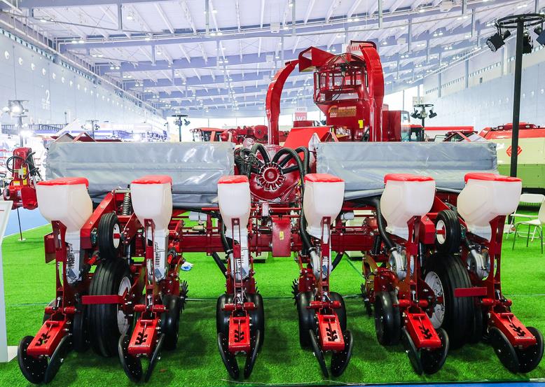 周至舉辦小麥寬幅溝播機(jī)械化作業(yè)對(duì)比試驗(yàn) 提升糧食單產(chǎn)提供機(jī)械化技術(shù)保障